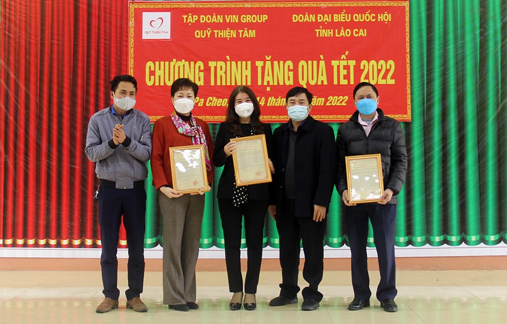 Trao 500 suất quà cho hộ nghèo, gia đình chính sách của huyện Bát Xát ảnh 6