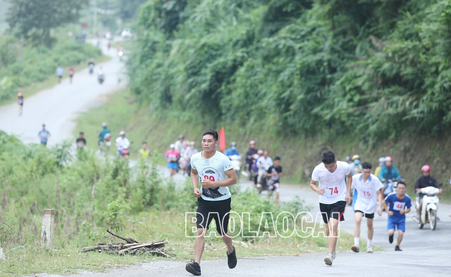 Bế mạc Giải chạy bán Marathon “Về thượng nguồn Lũng Pô - Nơi con sông Hồng chảy vào đất Việt” năm 2022 ảnh 4