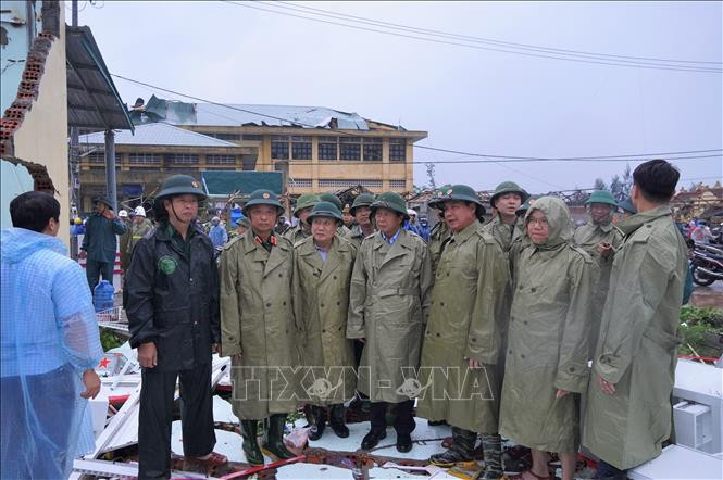 Phó Thủ tướng Lê Văn Thành cùng đoàn công tác kiểm tra tình hình khắc phục thiệt hại sau trận lốc xoáy chiều ngày 27/9 tại thị trấn Cửa Việt, huyện Gio Linh.