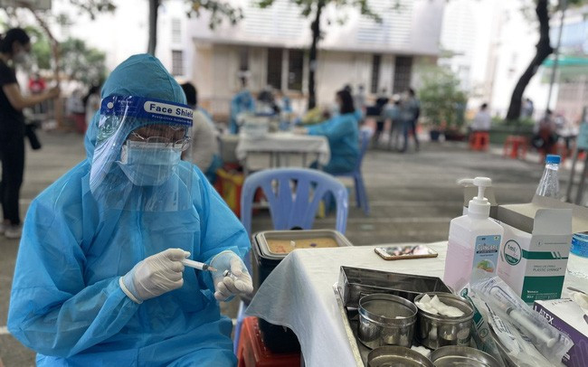 Bộ Y tế yêu cầu các đơn vị, địa phương báo cáo tình hình nhân viên y tế thôi việc, bỏ việc ảnh 1