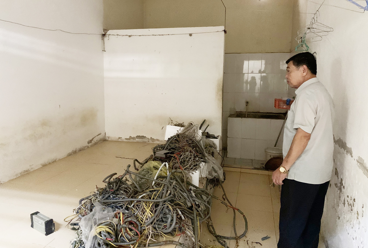 Nhà cai nghiện phường Lào Cai đã bỏ trống từ nhiều tháng nay. Nhà cai nghiện phường Lào Cai đã bỏ trống từ nhiều tháng nay.