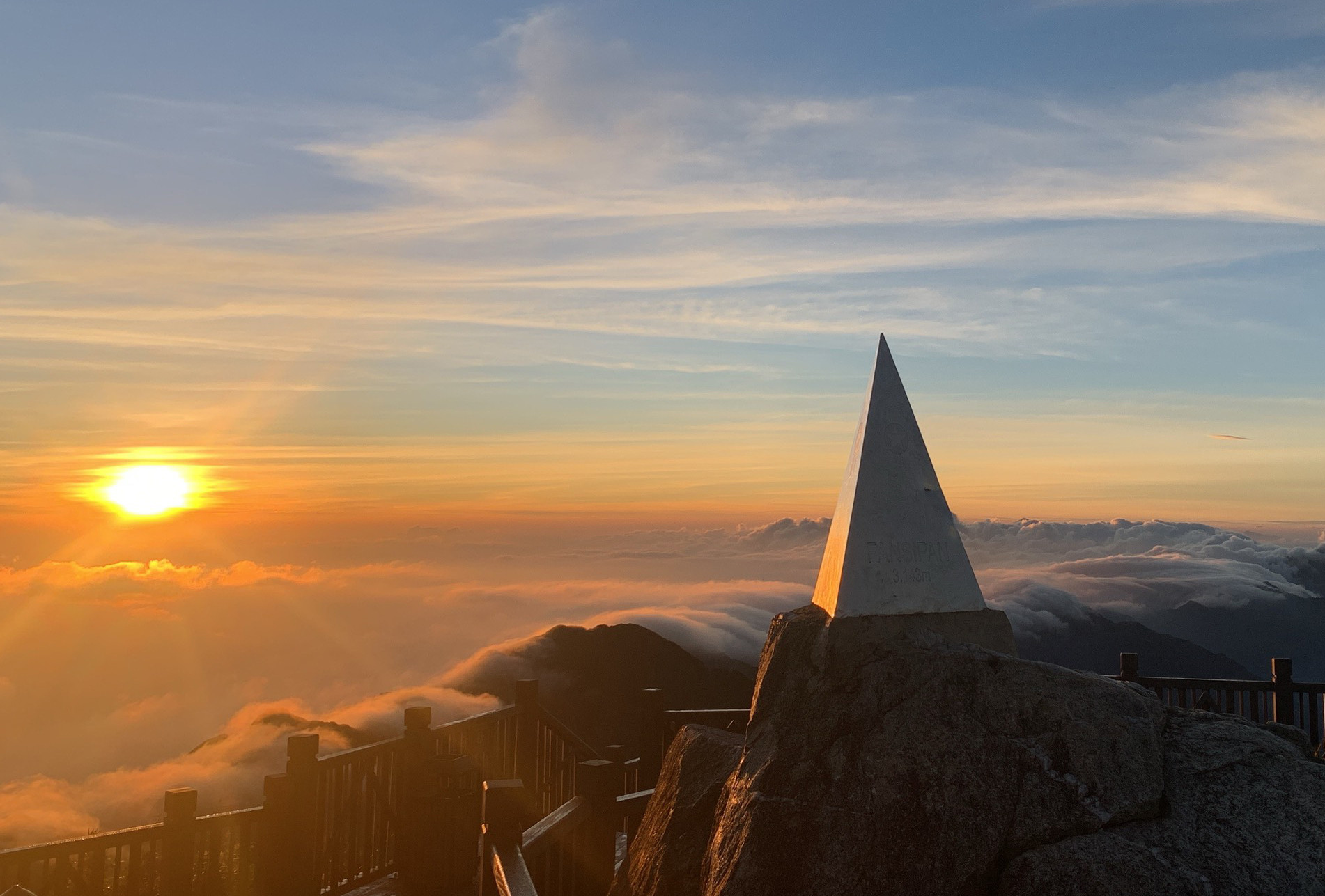 Khung cảnh biển mây tựa chốn “bồng lai tiên cảnh” trên đỉnh Fansipan ảnh 4 Khung cảnh biển mây tựa chốn “bồng lai tiên cảnh” trên đỉnh Fansipan ảnh 4