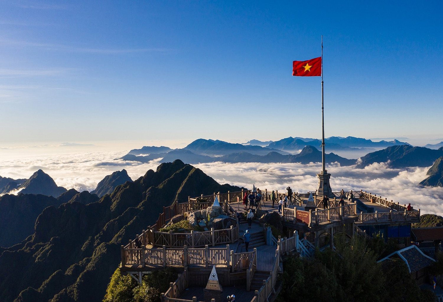 Khung cảnh biển mây tựa chốn “bồng lai tiên cảnh” trên đỉnh Fansipan ảnh 5 Khung cảnh biển mây tựa chốn “bồng lai tiên cảnh” trên đỉnh Fansipan ảnh 5