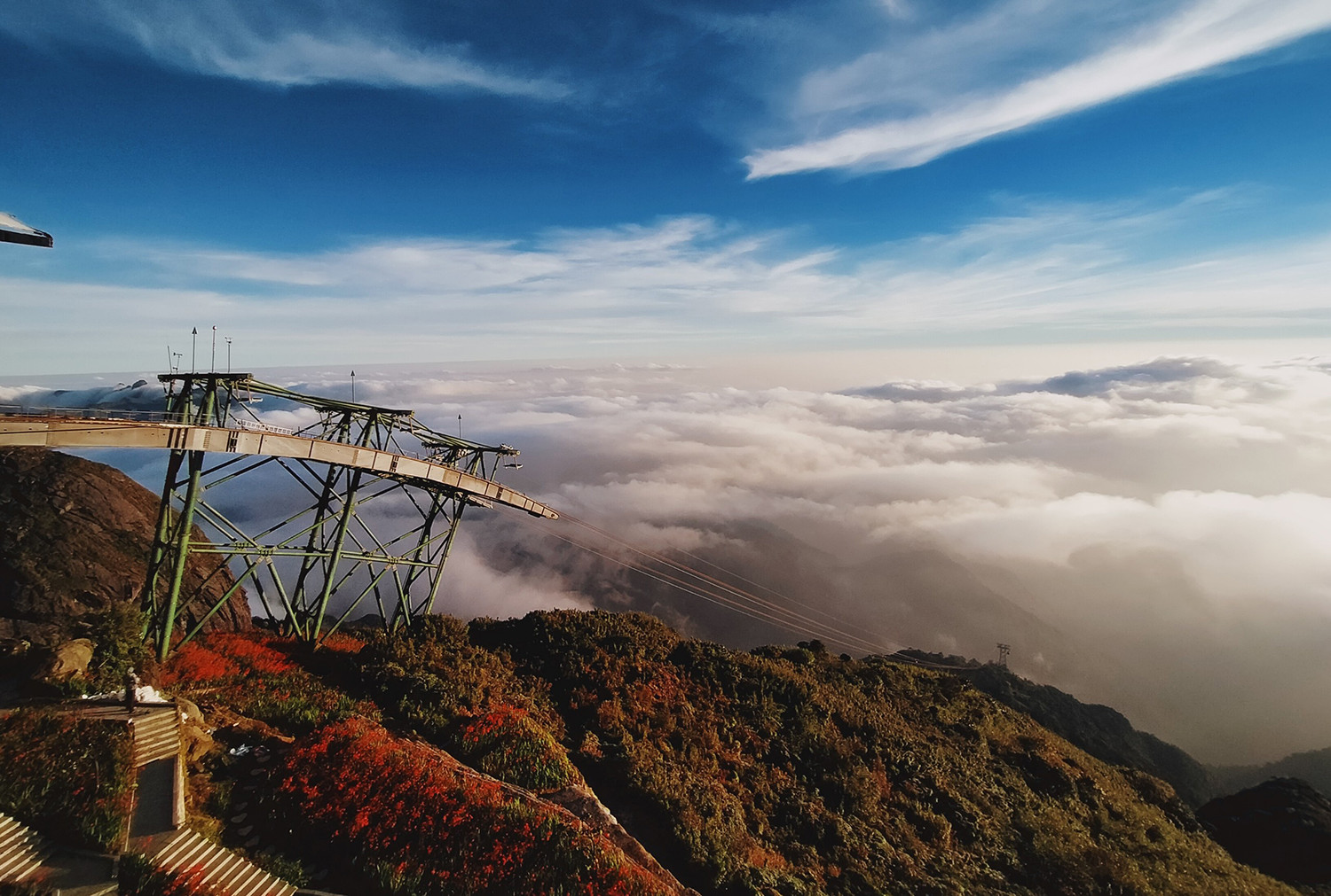 Khung cảnh biển mây tựa chốn “bồng lai tiên cảnh” trên đỉnh Fansipan ảnh 2 Khung cảnh biển mây tựa chốn “bồng lai tiên cảnh” trên đỉnh Fansipan ảnh 2