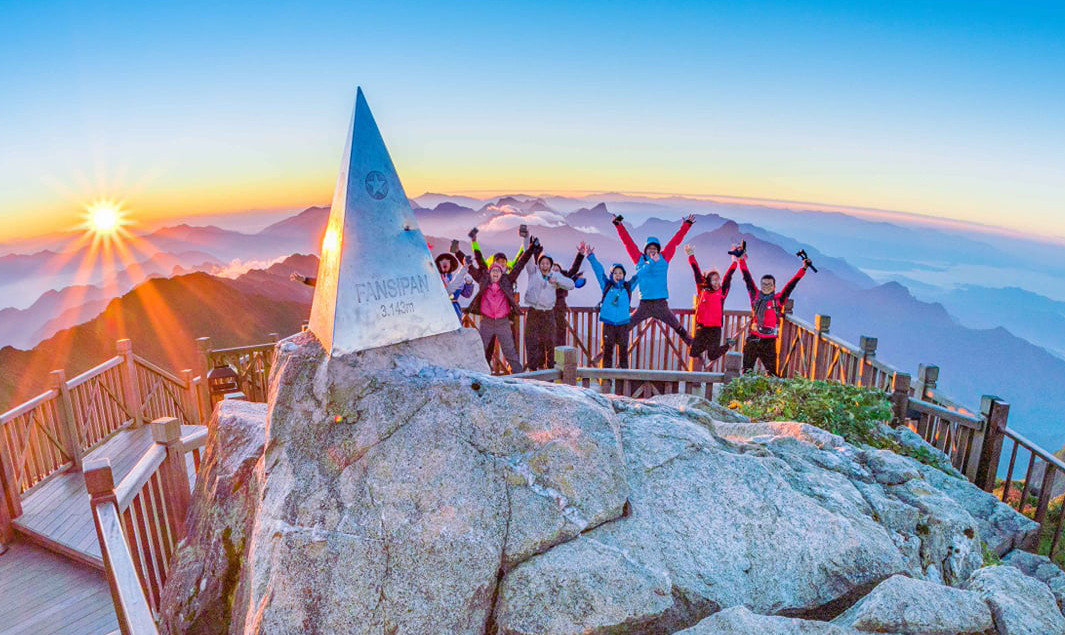 Khung cảnh biển mây tựa chốn “bồng lai tiên cảnh” trên đỉnh Fansipan ảnh 7 Khung cảnh biển mây tựa chốn “bồng lai tiên cảnh” trên đỉnh Fansipan ảnh 7