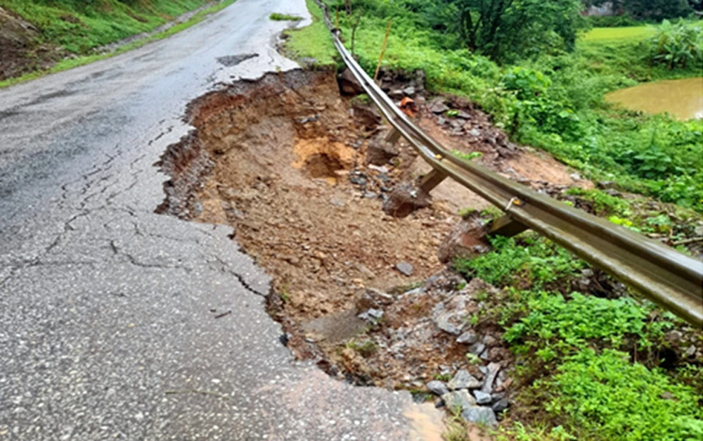 Nhiều tuyến quốc lộ, tỉnh lộ bị sạt lở ta luy gây ách tắc giao thông.