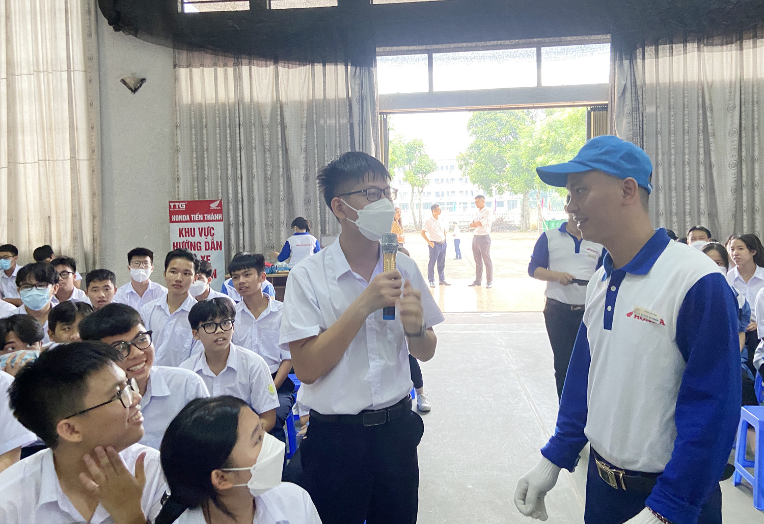 Học sinh tham gia trả lời câu hỏi tìm hiểu Luật Giao thông đường bộ. Tặng quà học sinh trả lời đúng câu hỏi về Luật Giao thông đường bộ. Hướng dẫn sử dụng bảo hộ trước khi đi xe mô tô, xe gắn máy, xe máy điện. Hướng dẫn đội mũ bảo hiểm đúng cách. Kiểm tra an toàn phương tiện trước khi tham gia giao thông. Hướng dẫn tư thế lái xe an toàn. Trải nghiệm lái xe trên sa hình.