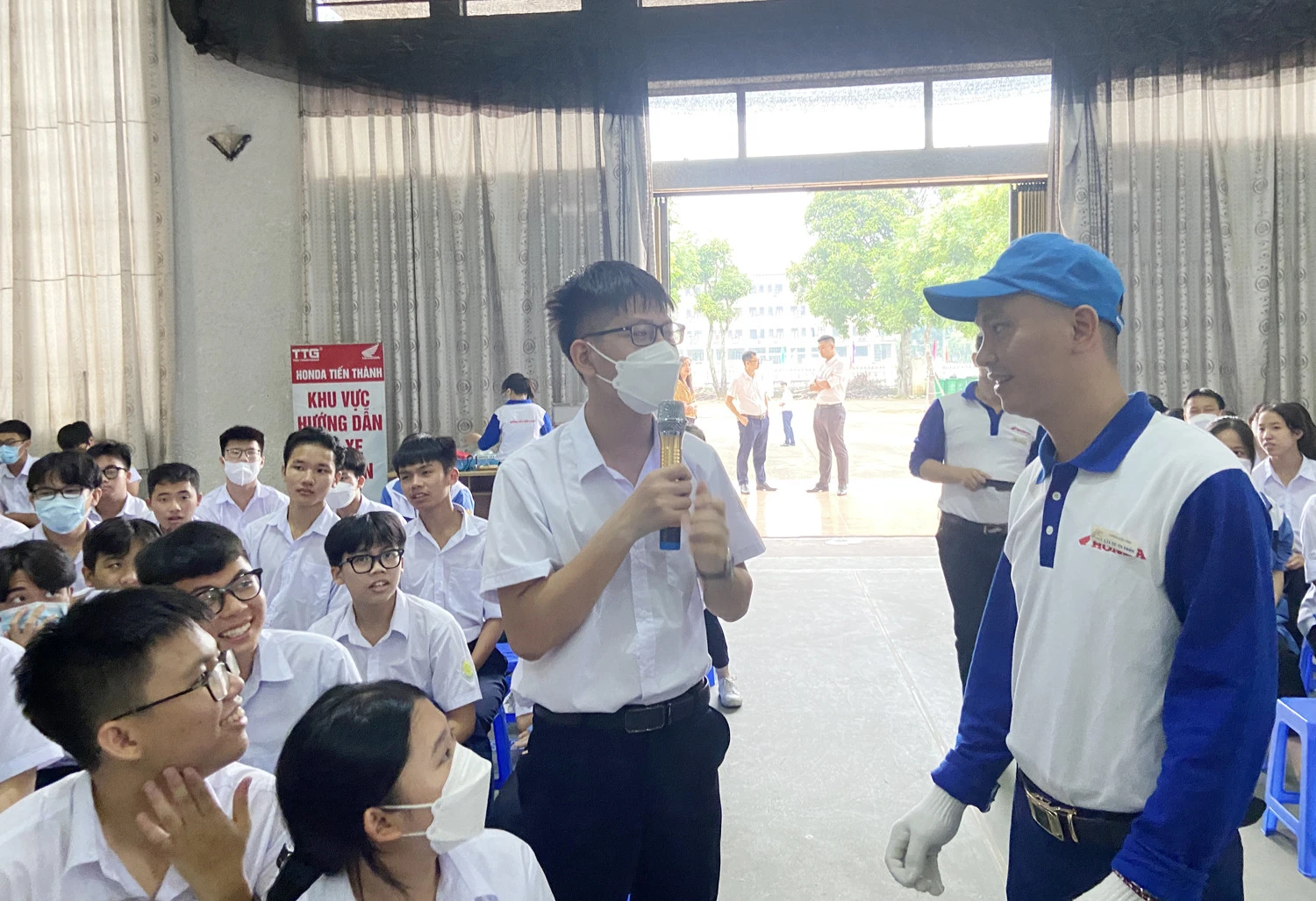 Học sinh tham gia trả lời câu hỏi tìm hiểu Luật Giao thông đường bộ. Tặng quà học sinh trả lời đúng câu hỏi về Luật Giao thông đường bộ. Hướng dẫn sử dụng bảo hộ trước khi đi xe mô tô, xe gắn máy, xe máy điện. Hướng dẫn đội mũ bảo hiểm đúng cách. Kiểm tra an toàn phương tiện trước khi tham gia giao thông. Hướng dẫn tư thế lái xe an toàn. Trải nghiệm lái xe trên sa hình.