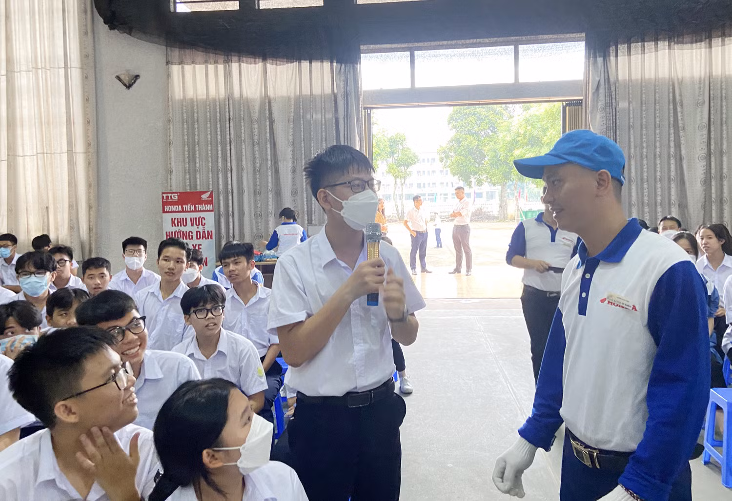 Học sinh tham gia trả lời câu hỏi tìm hiểu Luật Giao thông đường bộ. Tặng quà học sinh trả lời đúng câu hỏi về Luật Giao thông đường bộ. Hướng dẫn sử dụng bảo hộ trước khi đi xe mô tô, xe gắn máy, xe máy điện. Hướng dẫn đội mũ bảo hiểm đúng cách. Kiểm tra an toàn phương tiện trước khi tham gia giao thông. Hướng dẫn tư thế lái xe an toàn. Trải nghiệm lái xe trên sa hình.