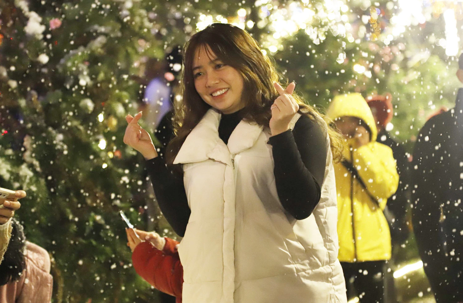 Du khách lưu giữ những bức ảnh kỷ niệm tại thiên đường tuyết rơi.