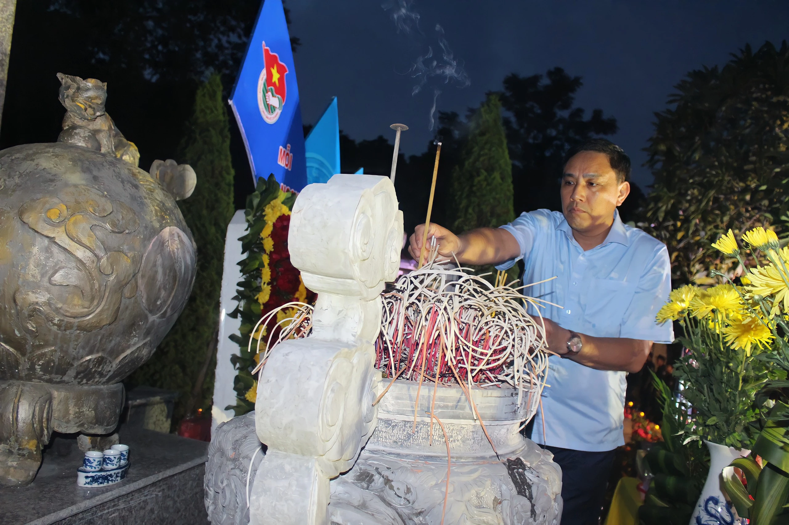 Thắp nến tri ân các anh hùng liệt sỹ ảnh 2