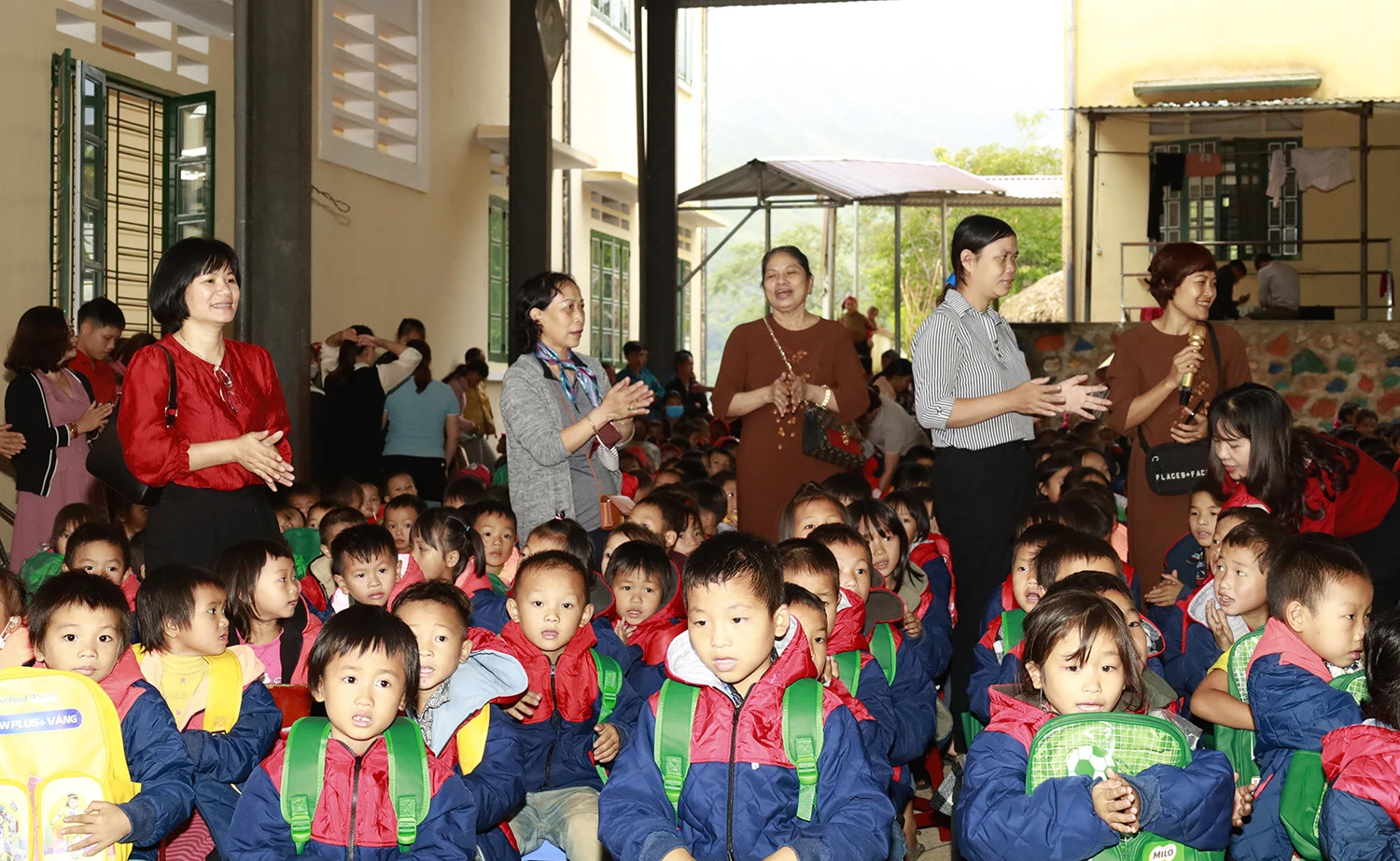 Thành viên đoàn thiện nguyện tặng quà cho học sinh Trường Tiểu học và THCS số 1 Tả Phời.