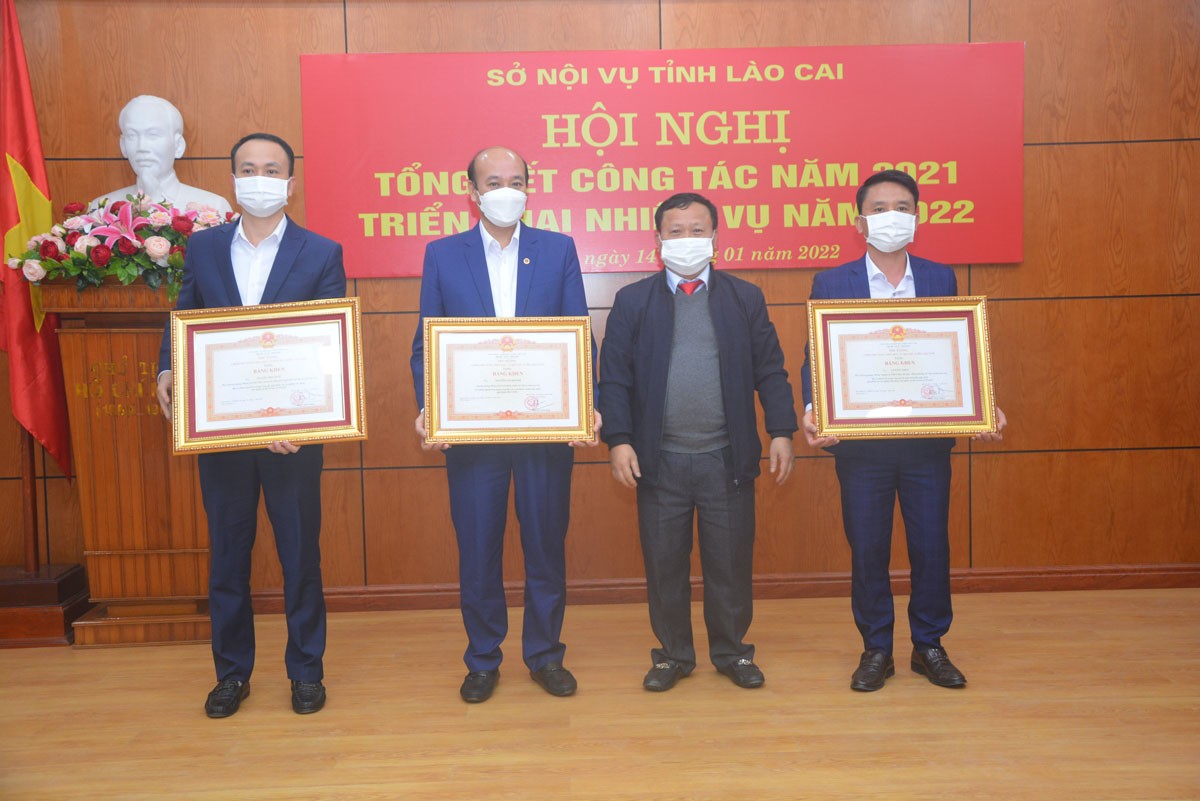 Thừa ủy quyền, Phó Chủ tịch UBND tỉnh Nguyễn Trọng Hài trao Bằng khen của Thủ tướng Chính phủ cho cá nhân.