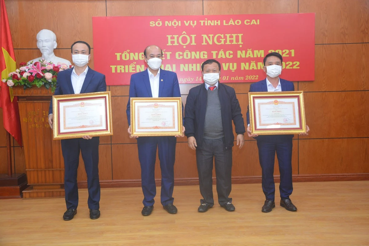 Thừa ủy quyền, Phó Chủ tịch UBND tỉnh Nguyễn Trọng Hài trao Bằng khen của Thủ tướng Chính phủ cho cá nhân.