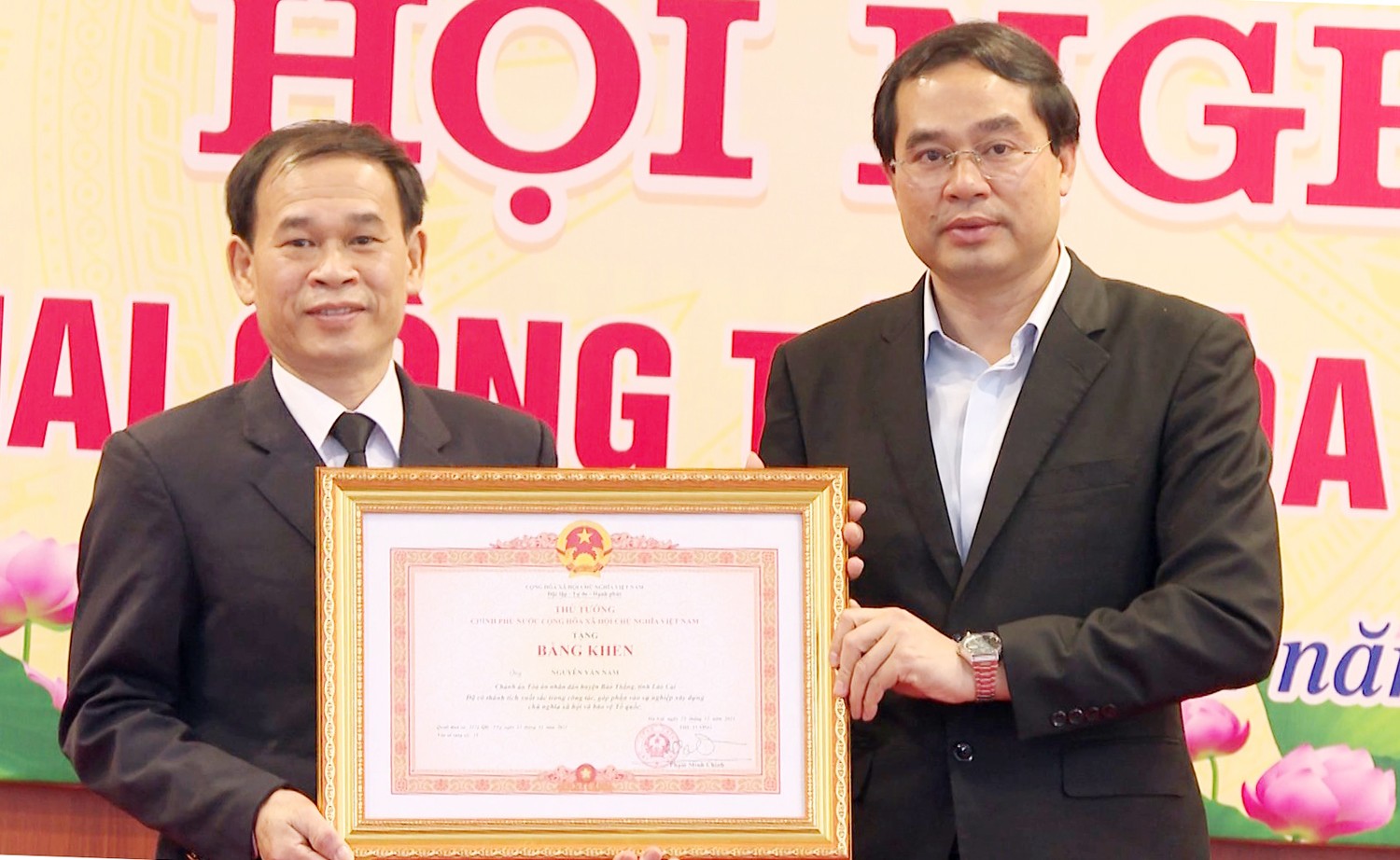 Thừa ủy quyền, Chủ tịch UBND tỉnh Trịnh Xuân Trường trao Bằng khen của Thủ tướng Chính phủ cho ông Nguyễn Văn Nam, Chánh án Tòa án nhân dân huyện Bảo Thắng. Thừa ủy quyền, Chủ tịch UBND tỉnh Trịnh Xuân Trường trao Bằng khen của Thủ tướng Chính phủ cho ông Nguyễn Văn Nam, Chánh án Tòa án nhân dân huyện Bảo Thắng.