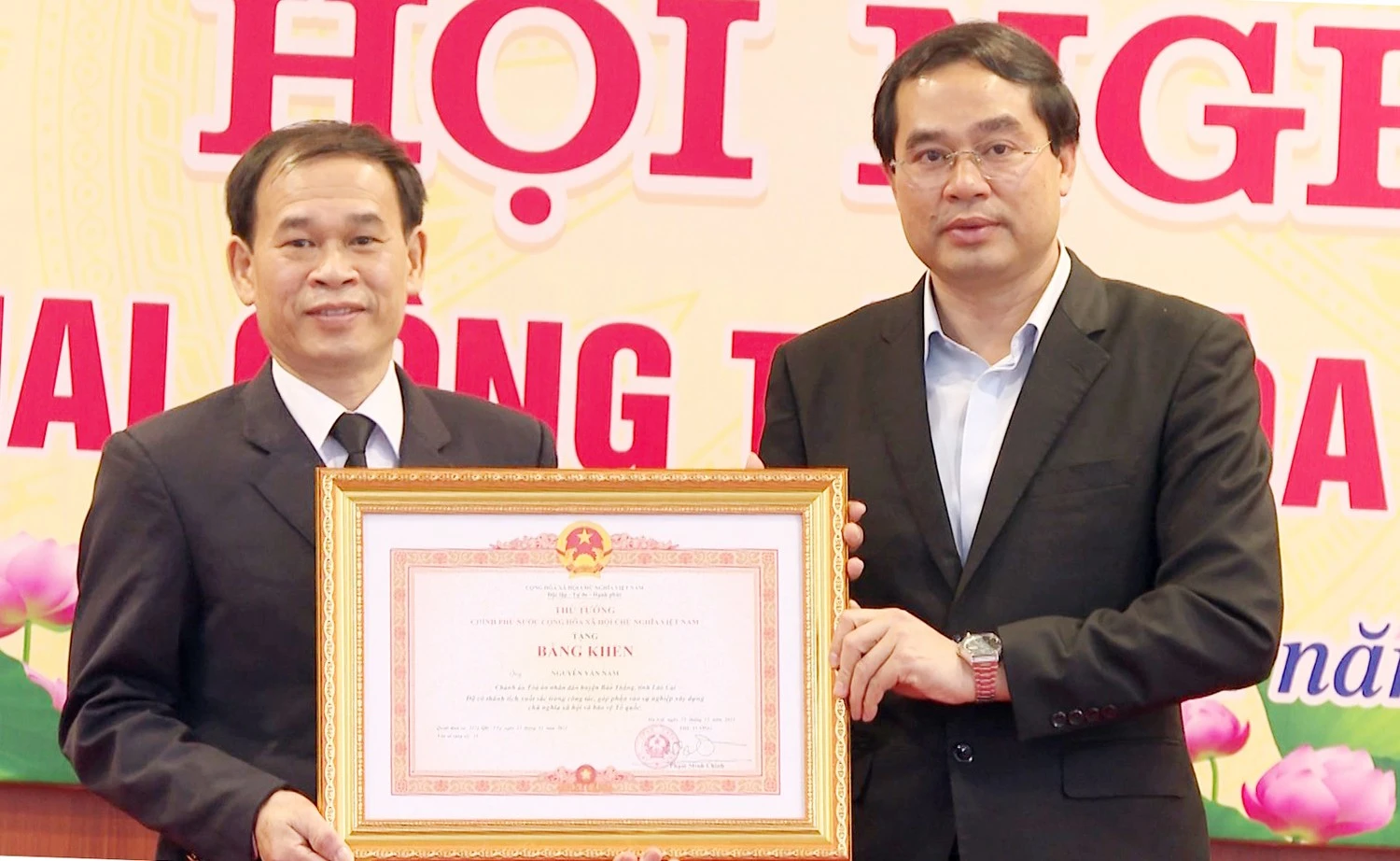 Thừa ủy quyền, Chủ tịch UBND tỉnh Trịnh Xuân Trường trao Bằng khen của Thủ tướng Chính phủ cho ông Nguyễn Văn Nam, Chánh án Tòa án nhân dân huyện Bảo Thắng.