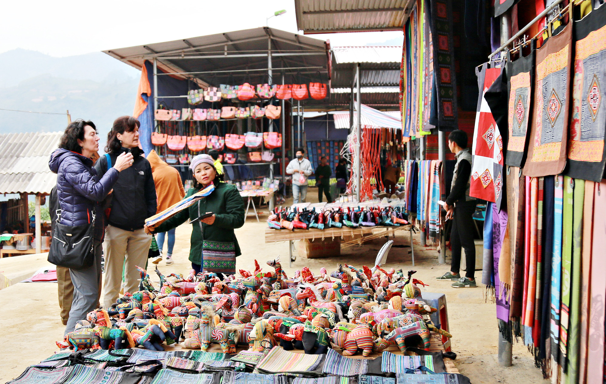 Du lịch tiếp tục là mũi nhọn của Lào Cai. Du lịch tiếp tục là mũi nhọn của Lào Cai.