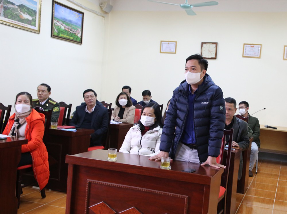 Phóng viên trao đổi thông tin tại hội nghị.