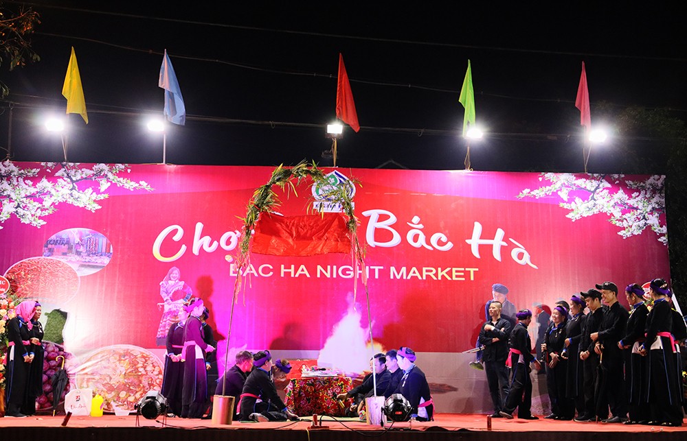 Khai trương, khôi phục hoạt động chợ đêm Bắc Hà ảnh 4 Khai trương, khôi phục hoạt động chợ đêm Bắc Hà ảnh 4