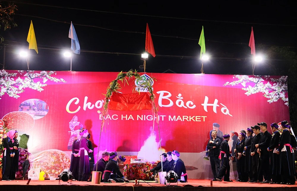 Khai trương, khôi phục hoạt động chợ đêm Bắc Hà ảnh 4