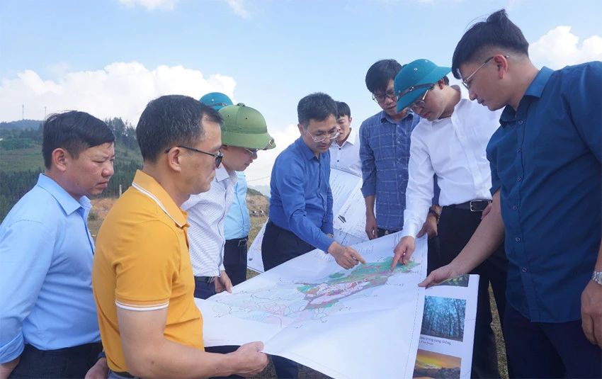 Chủ tịch UBND tỉnh Trịnh Xuân Trường kiểm tra thực tế công tác quy hoạch tại huyện Bắc Hà ảnh 1