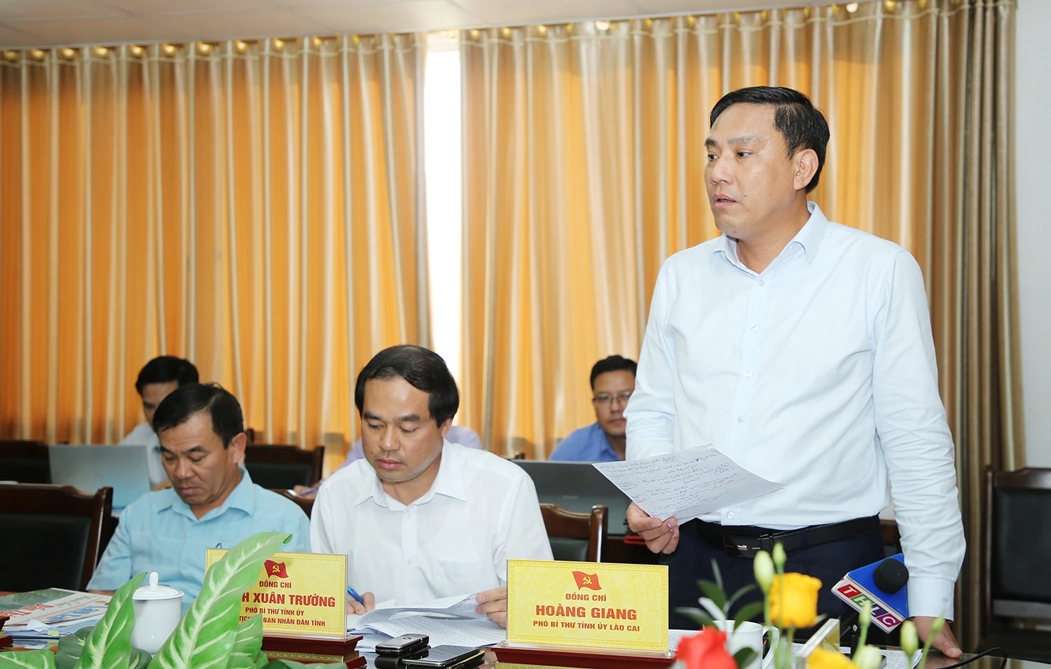 Các đồng chí Thường trực Tỉnh ủy nhất trí với những kiến nghị của Báo Lào Cai. Các đồng chí Thường trực Tỉnh ủy nhất trí với những kiến nghị của Báo Lào Cai.