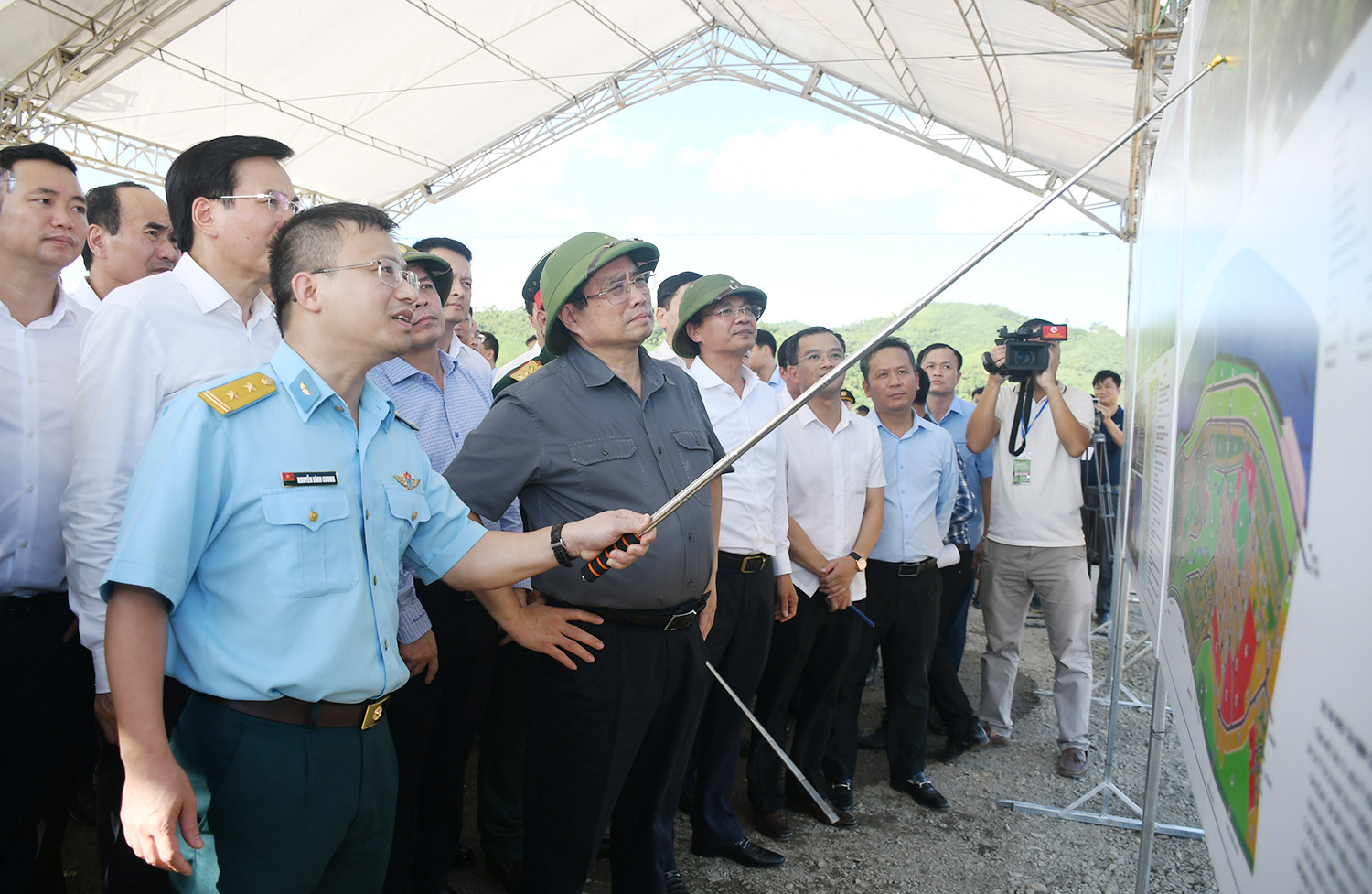 Thủ tướng Chính phủ Phạm Minh Chính khảo sát, kiểm tra một số dự án; thăm, tặng quà gia đình chính sách thành phố Lào Cai và huyện Bảo Yên ảnh 1