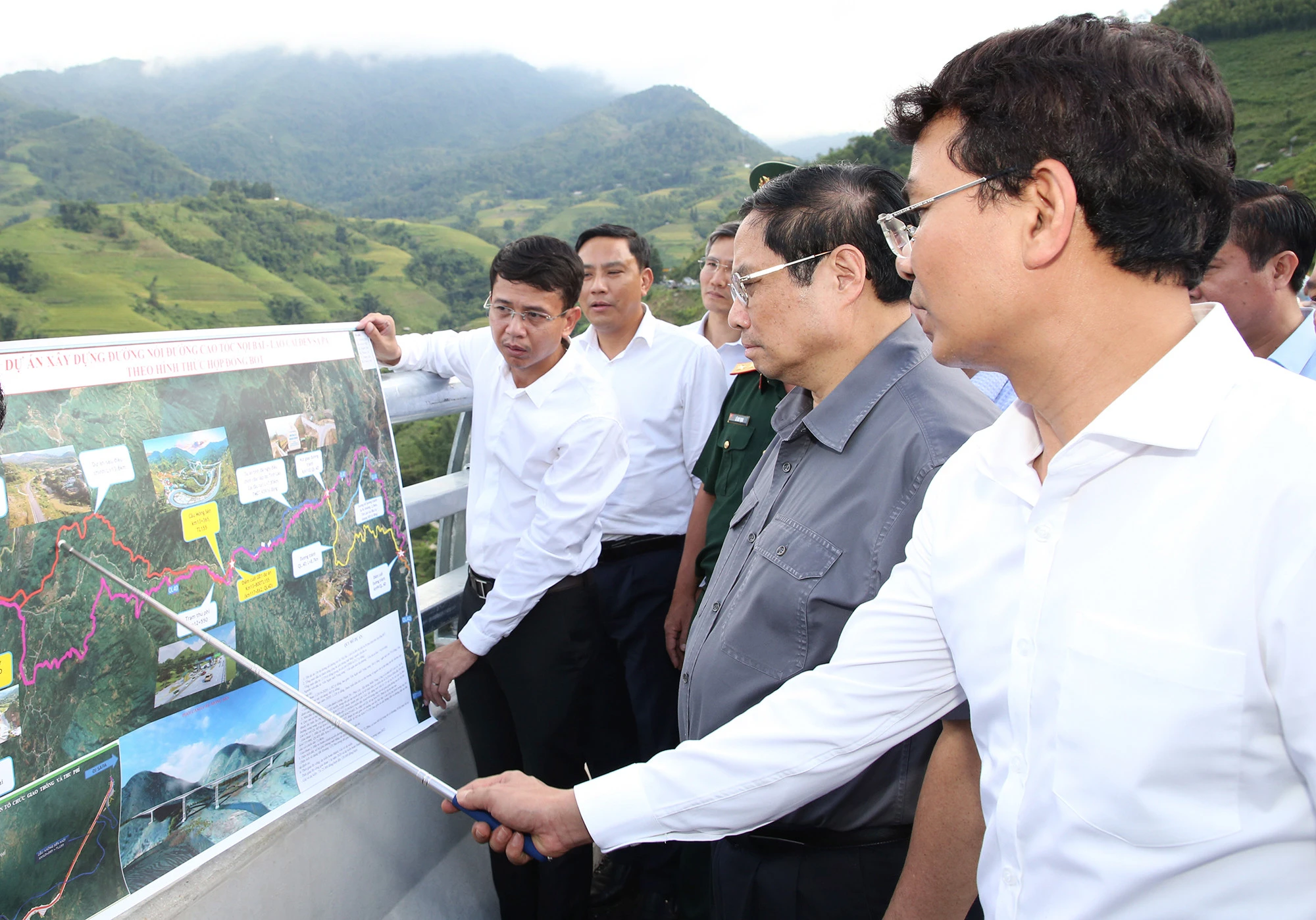 Thủ tướng Chính phủ Phạm Minh Chính khảo sát, kiểm tra một số dự án; thăm, tặng quà gia đình chính sách thành phố Lào Cai và huyện Bảo Yên ảnh 3