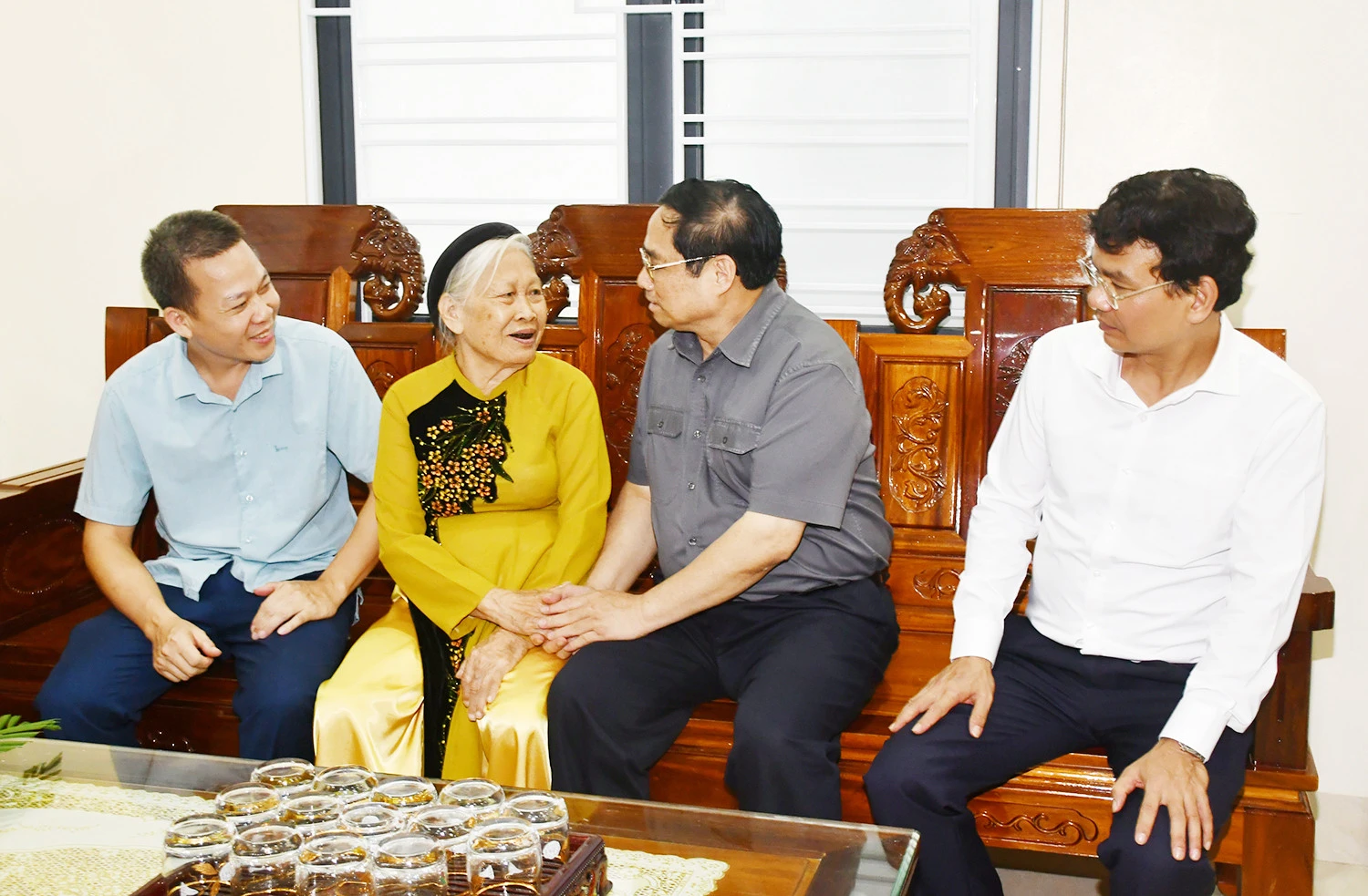 Thủ tướng Chính phủ Phạm Minh Chính khảo sát, kiểm tra một số dự án; thăm, tặng quà gia đình chính sách thành phố Lào Cai và huyện Bảo Yên ảnh 7