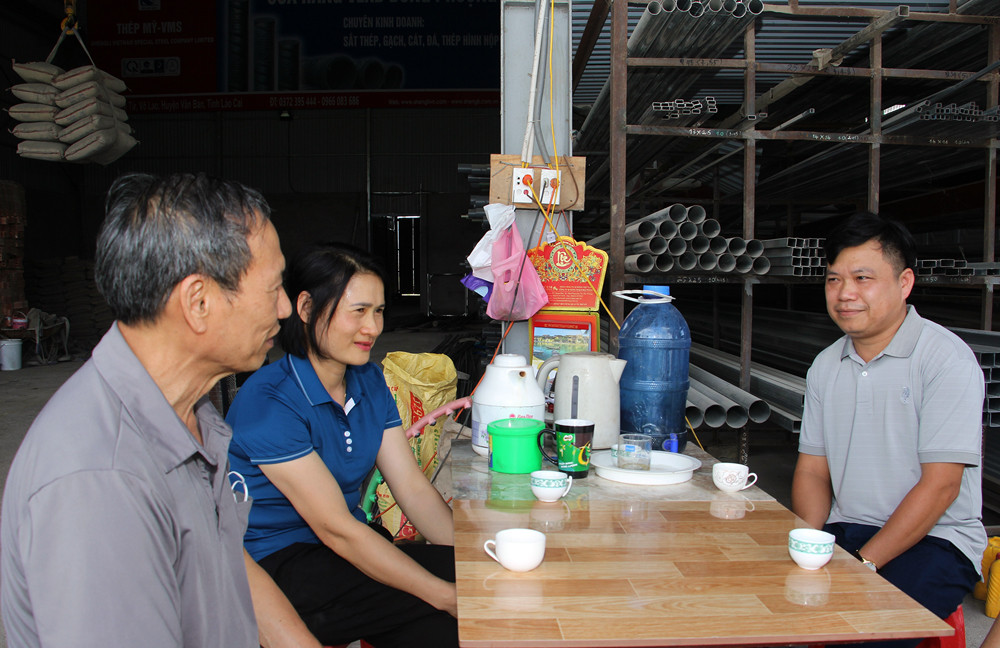 Bí thư Chi bộ Lương Xuân Quy (phải ảnh) thường xuyên nắm tình hình đời sống người dân. Bí thư Chi bộ Lương Xuân Quy (phải ảnh) thường xuyên nắm tình hình đời sống người dân.