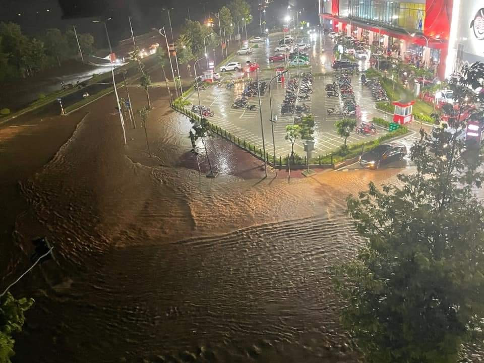 Mưa lớn, nhiều tuyến đường ở thành phố Lào Cai ngập sâu trong nước ảnh 6