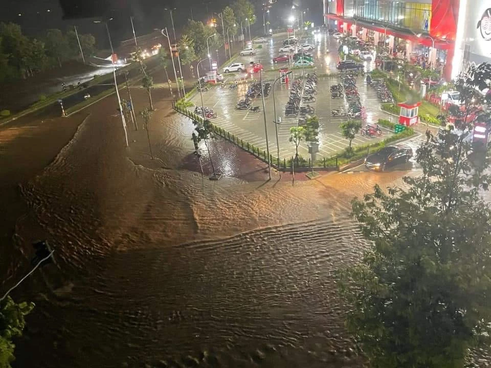 Mưa lớn, nhiều tuyến đường ở thành phố Lào Cai ngập sâu trong nước ảnh 6