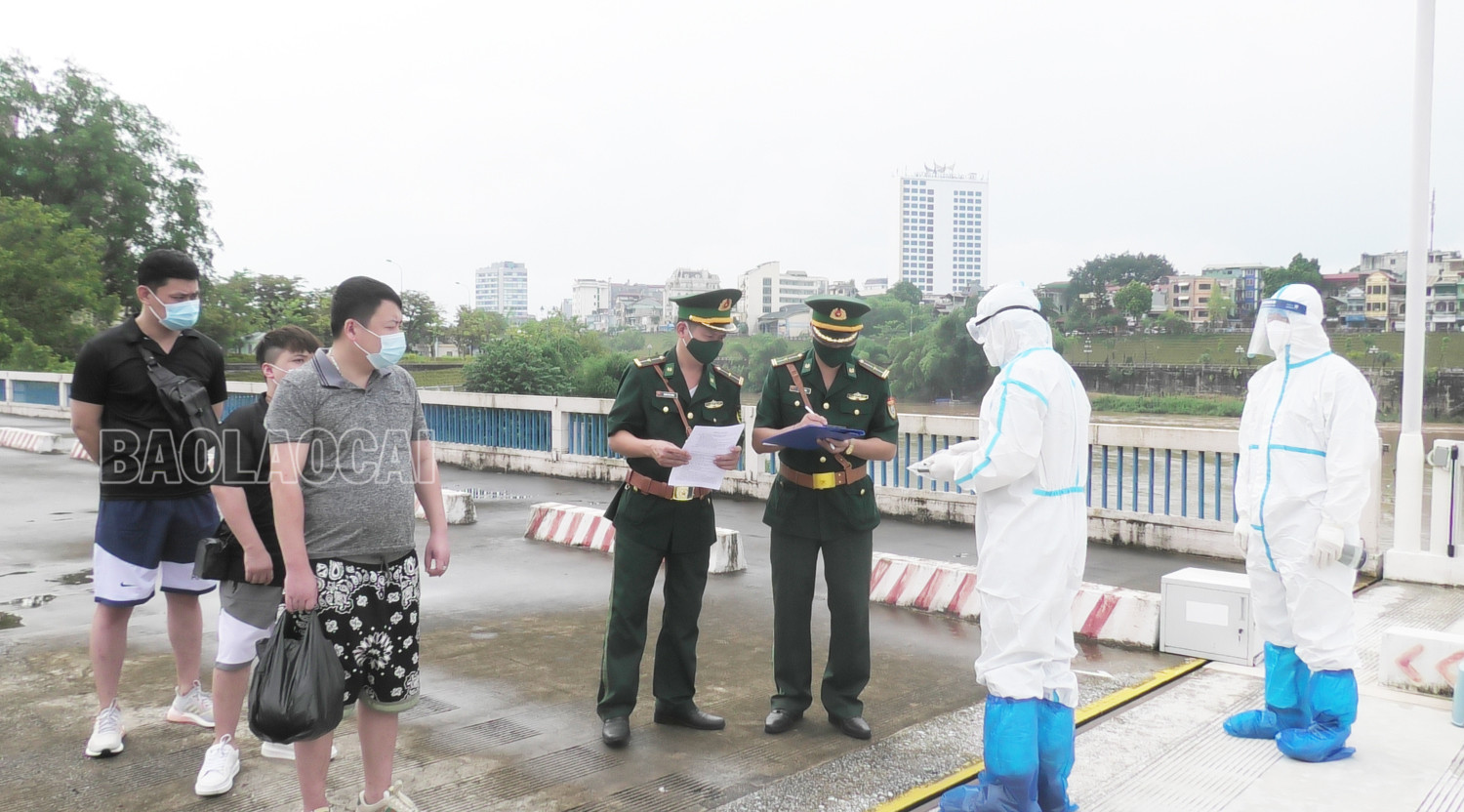 Lực lượng Bộ đội Biên phòng Lào Cai làm thủ tục bàn giao 3 đối tượng cho lực lượng chức năng Trung Quốc. Lực lượng Bộ đội Biên phòng Lào Cai làm thủ tục bàn giao 3 đối tượng cho lực lượng chức năng Trung Quốc.