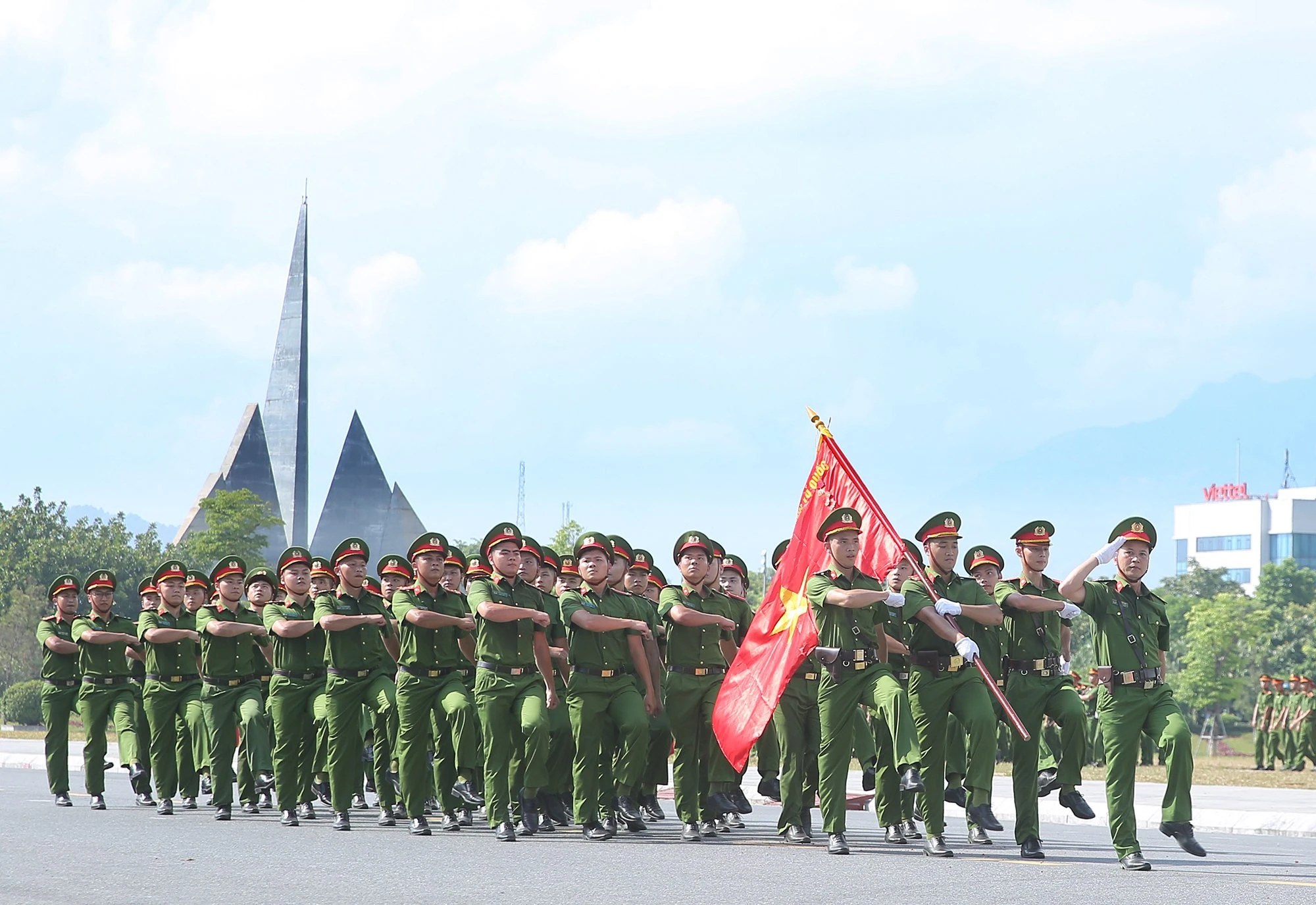 Đoàn cán bộ, chiễn sỹ Công an tỉnh Lào Cai diễu hành tại lễ khai mạc.