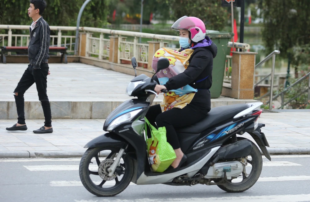 Du khách thích thú trải nghiệm ngày rét lạnh giữa mùa hè ở Sa Pa ảnh 3