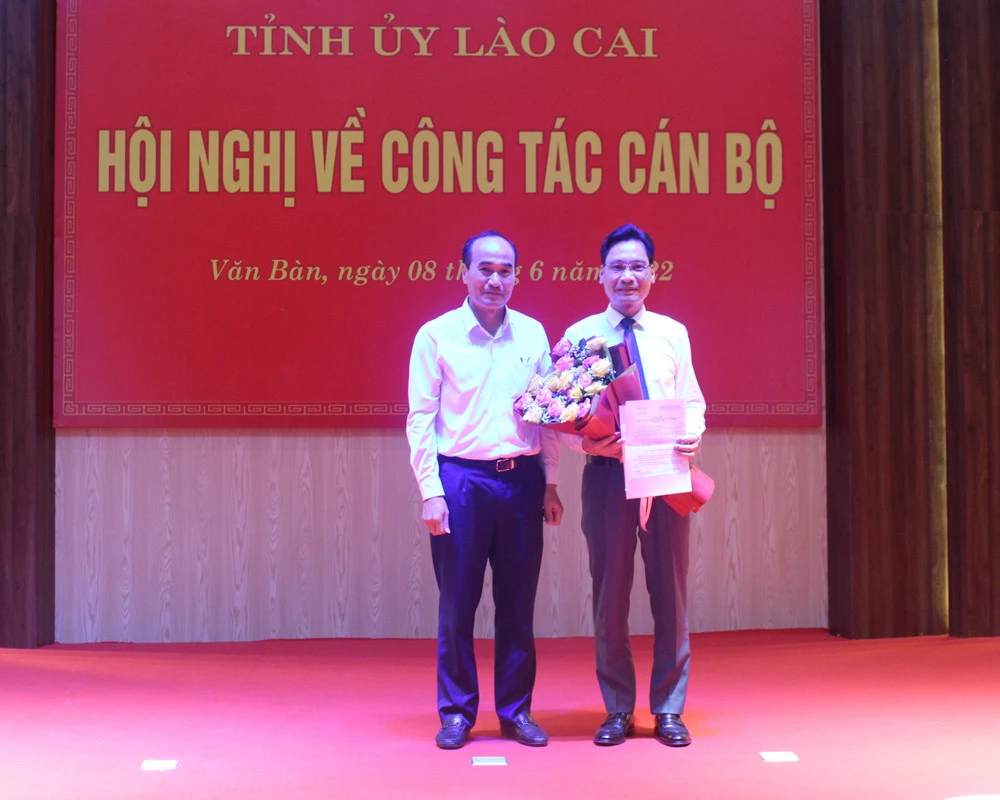 Lãnh đạo tỉnh, huyện tặng hoa chúc mừng đồng chí Phí Công Hoan nhận nhiệm vụ mới.