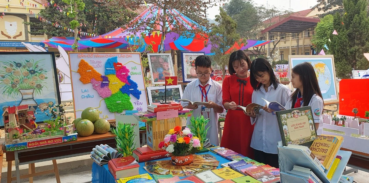 Cô giáo Vũ Lan Hương và học trò trong ngày hội sách.