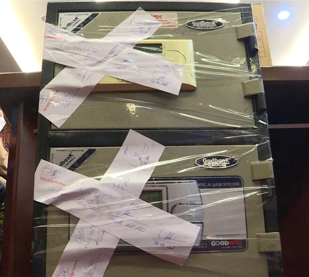 Công an thu giữ tang vật.