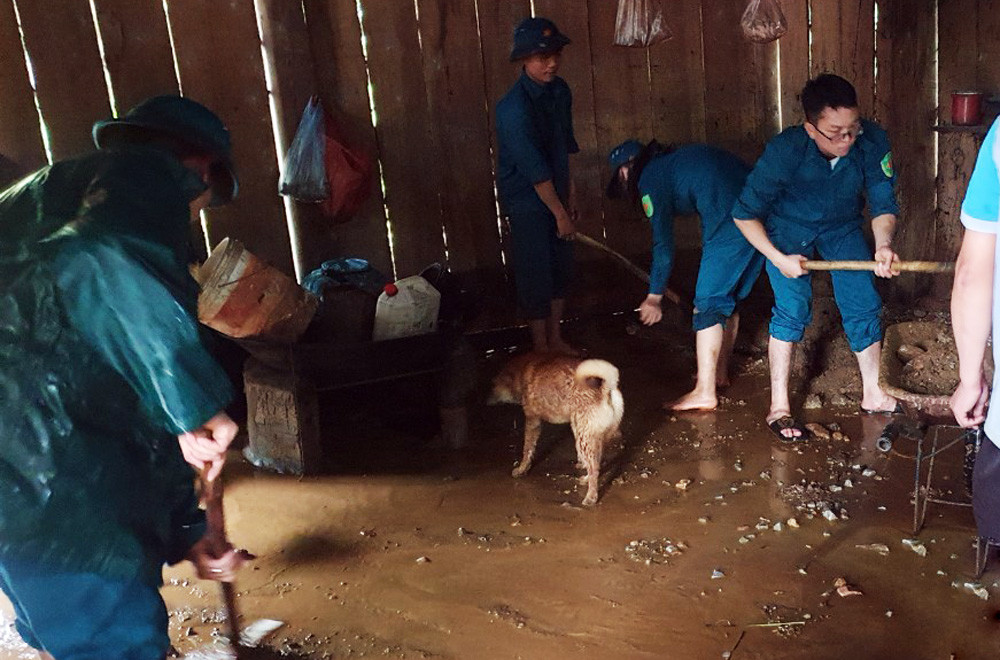 Các địa phương khẩn trương huy động lực lượng hỗ trợ nhân dân khắc phục hậu quả mưa, lũ.