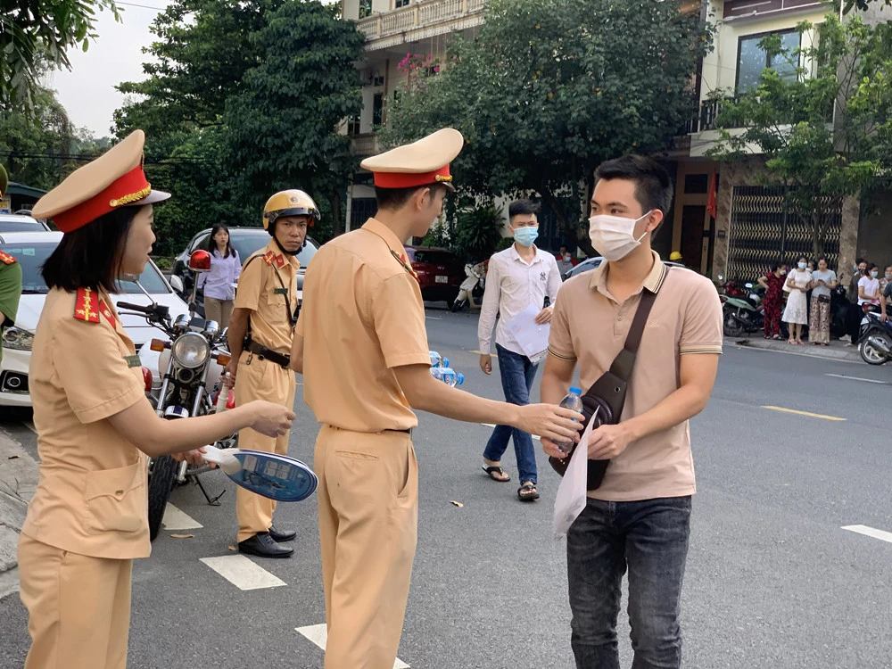 Thanh niên tình nguyện tiếp sức mùa thi ảnh 11