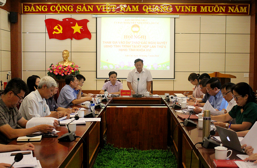 Chủ tịch Ủy ban MTTQ Việt Nam tỉnh Giàng Seo Vần tiếp thu ý kiến của các đại biểu.