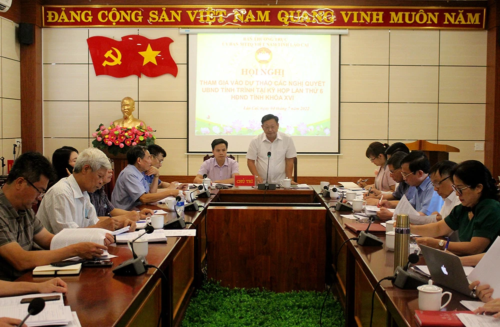 Chủ tịch Ủy ban MTTQ Việt Nam tỉnh Giàng Seo Vần tiếp thu ý kiến của các đại biểu.