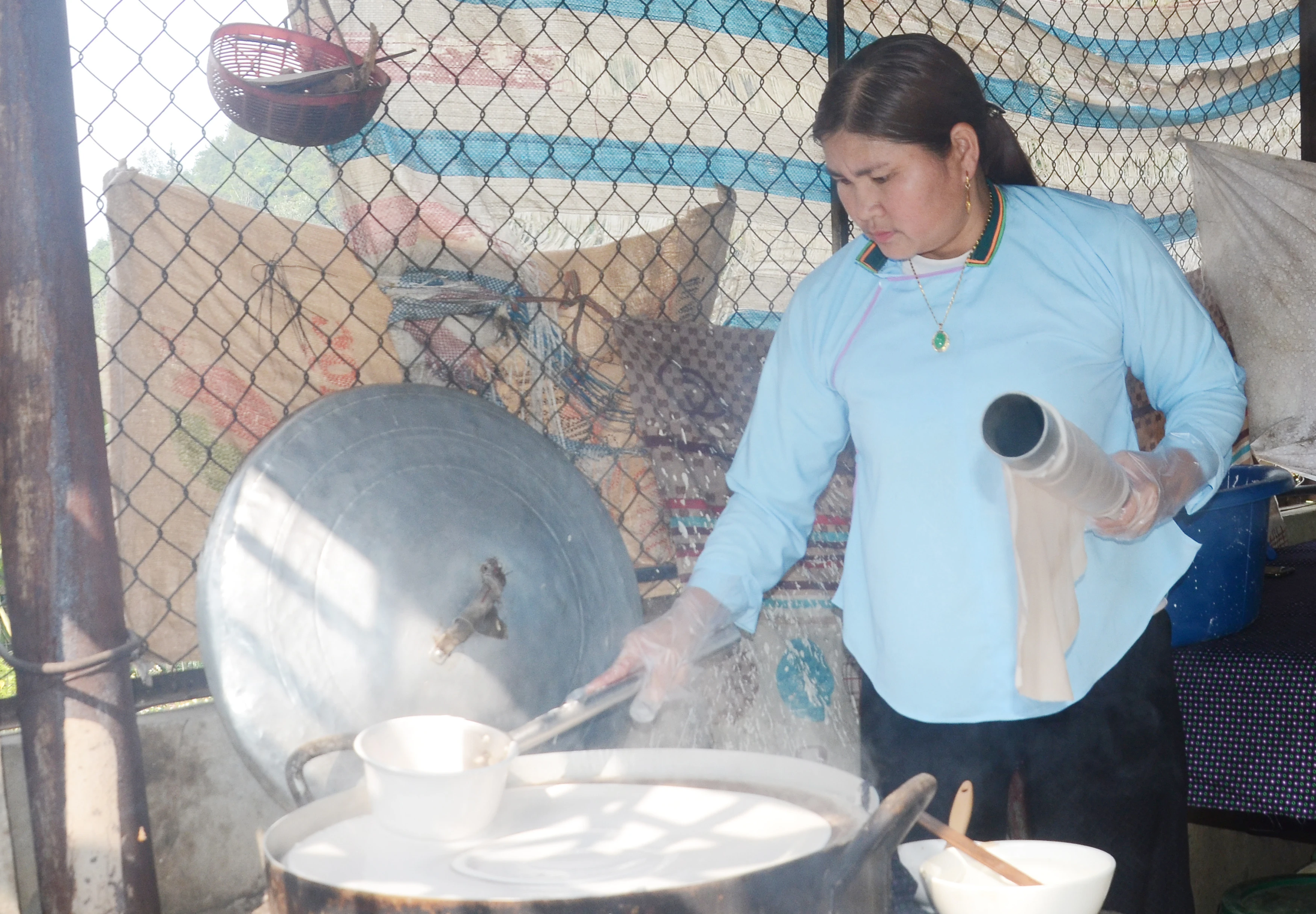 Các hộ ở thôn Đội 1, xã Nàn Sán phát triển nghề làm bánh phở truyền thống.
