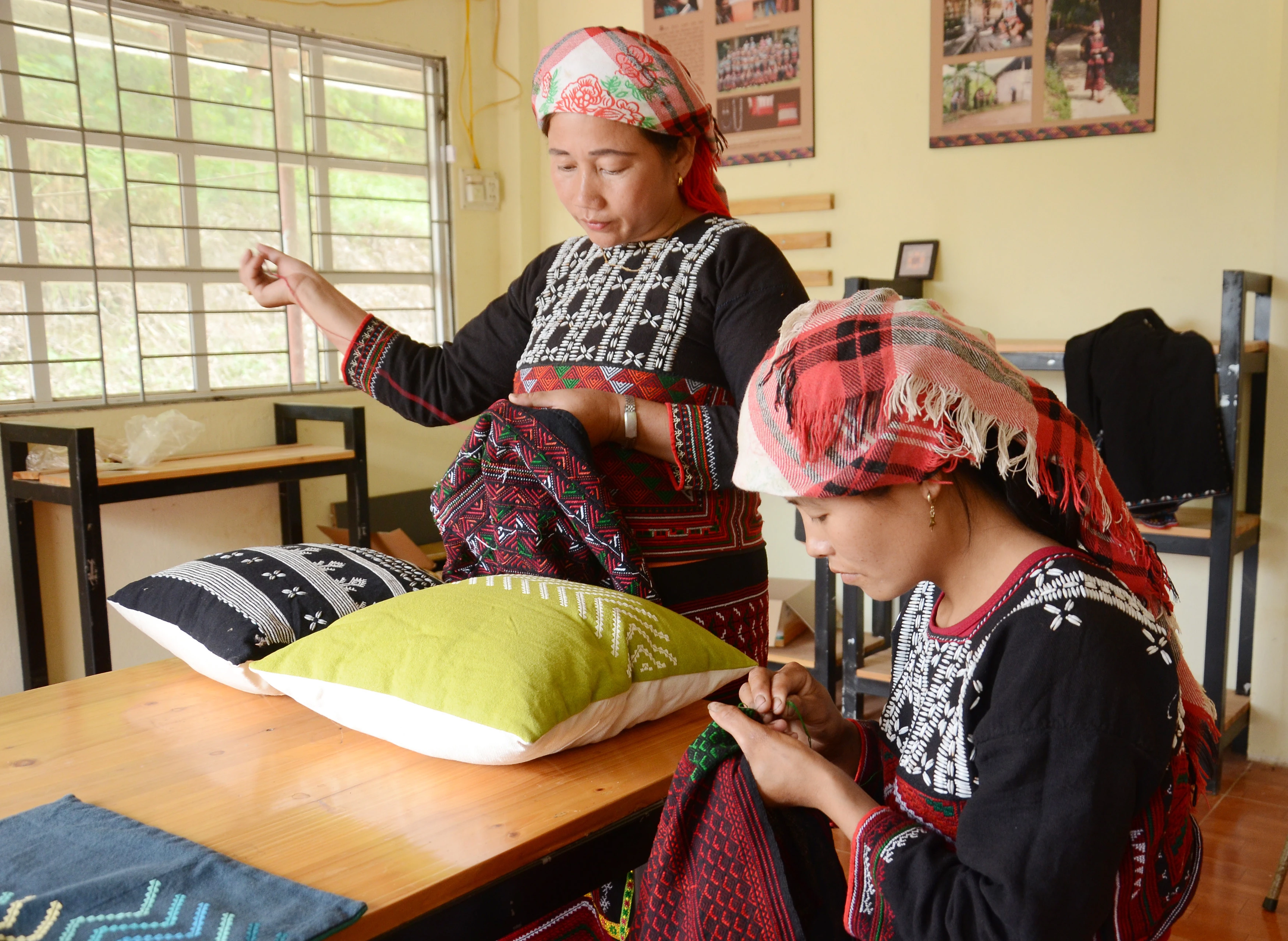 Làng nghề thêu thổ cẩm ở xã Mường Bo, thị xã Sa Pa đang phát triển nhưng nhỏ lẻ.