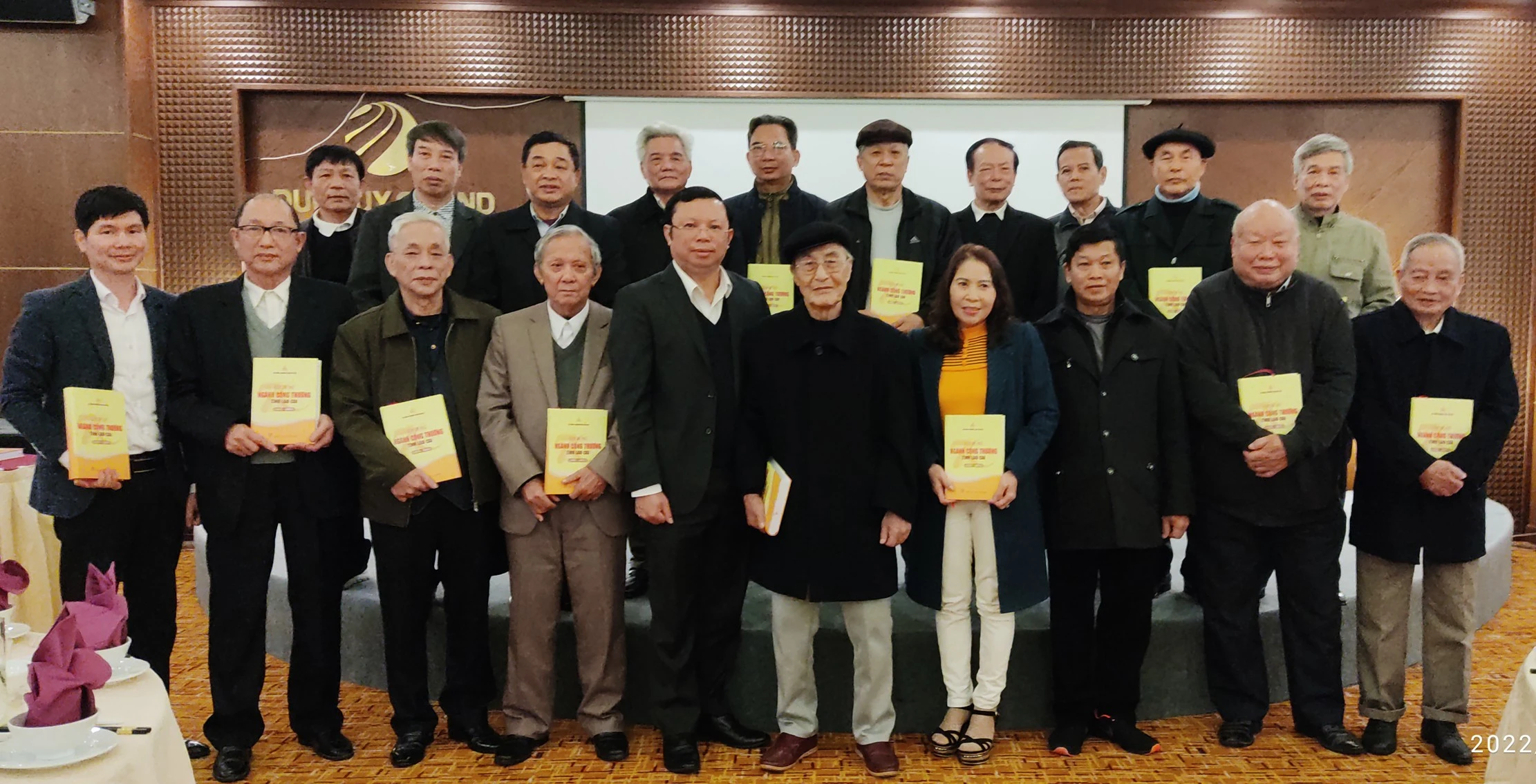 Lãnh đạo Sở Công thương Lào Cai trao tặng cuốn lịch sử ngành cho các đồng chí nguyên là lãnh đạo Sở Công thương Lào Cai qua các thời kỳ.