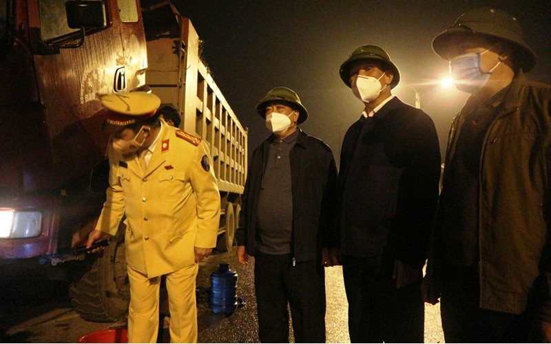 Cảnh sát giao thông kiểm tra phương tiện. Cảnh sát giao thông kiểm tra phương tiện.