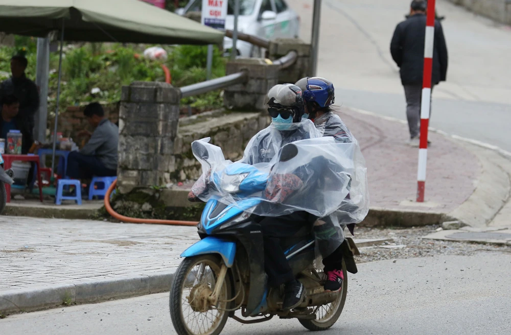 Du khách thích thú trải nghiệm ngày rét lạnh giữa mùa hè ở Sa Pa ảnh 5