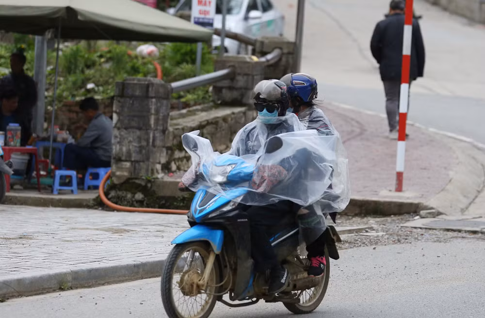 Du khách thích thú trải nghiệm ngày rét lạnh giữa mùa hè ở Sa Pa ảnh 5