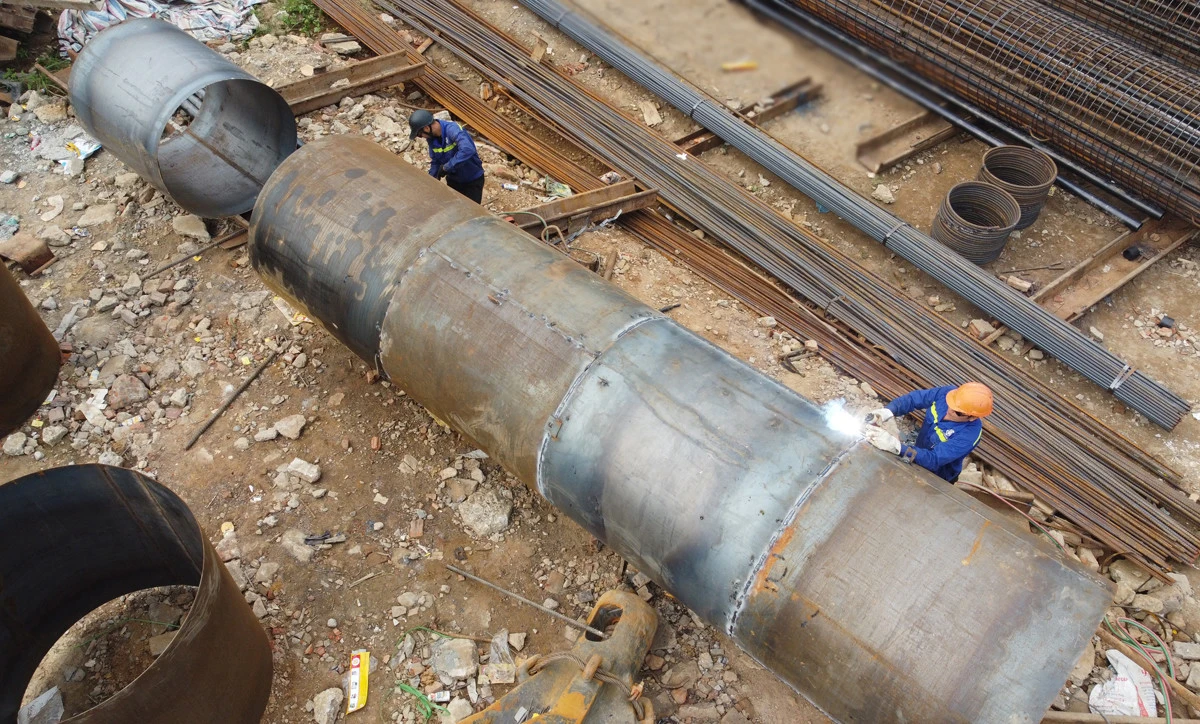 Nhà thầu chia thành nhiều mũi thi công liên tục.