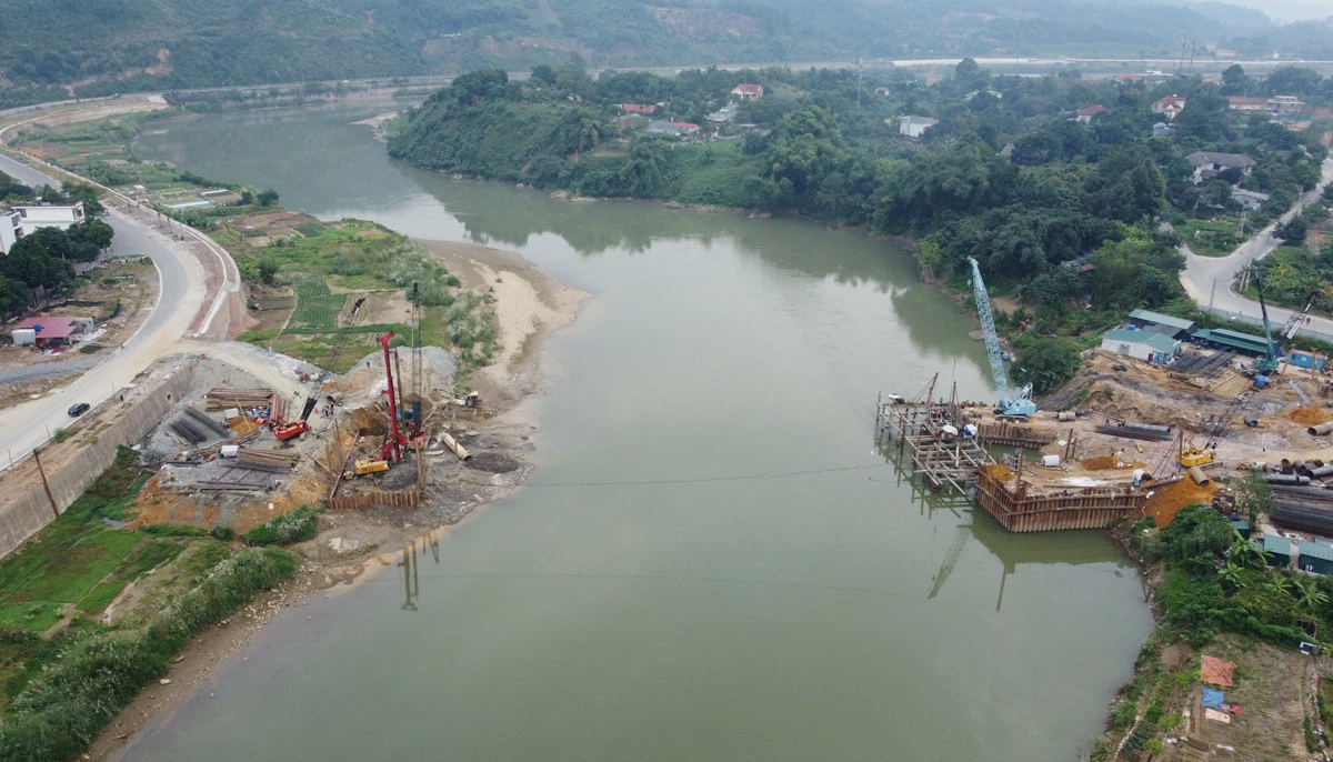 Sôi động trên công trường thi công cầu Phú Thịnh&nbsp; ảnh 4